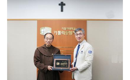 CMC의 어른, 자선의 아이콘으로…故 김대군 신부